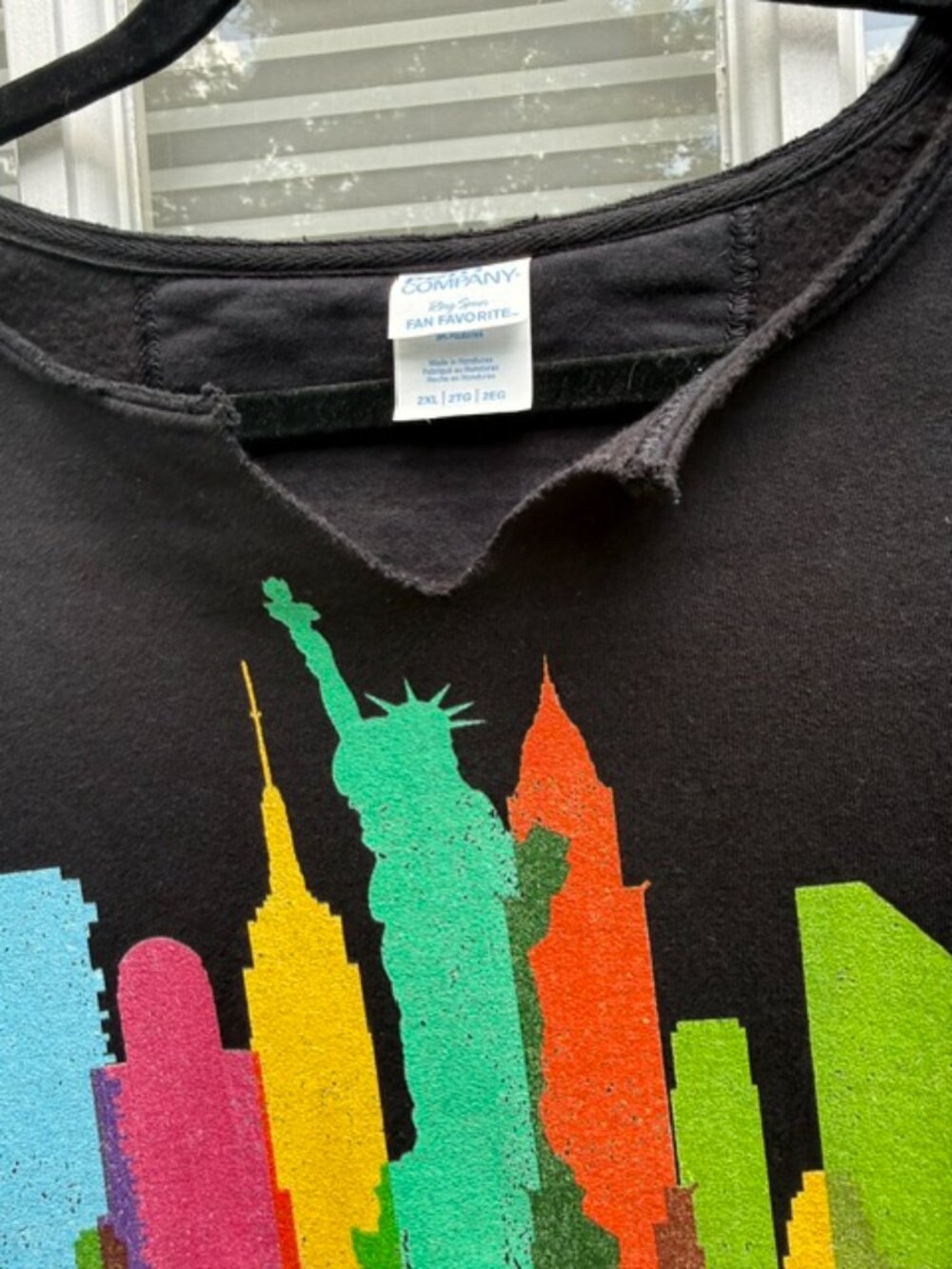 Port Company New York Skyline Black Sweatshirt 2XL with V-cut neckline & Pocket - Picture 2 of 7